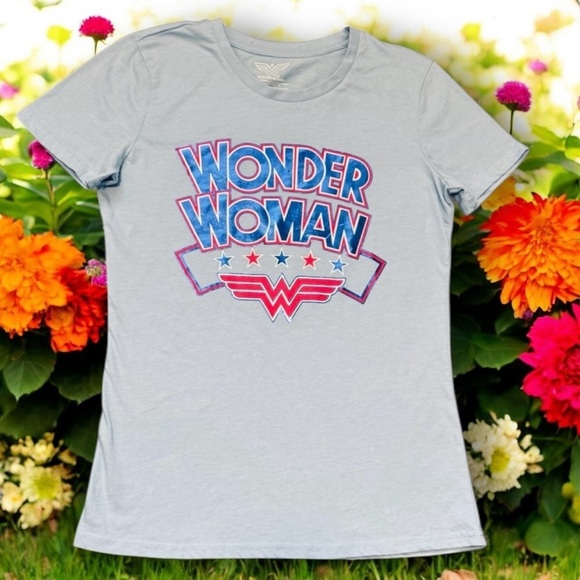 🆕Wonder Woman DC Comics Fitted Tee - Picture 1 of 12